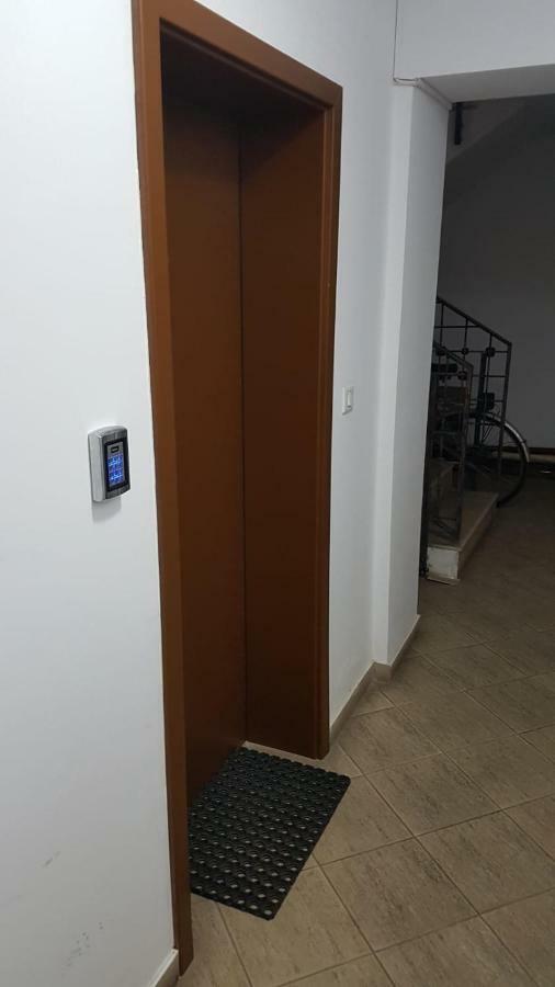 Tina Apartament 2 ไกรโอวา ภายนอก รูปภาพ